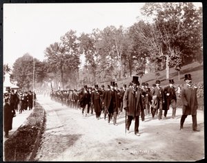 Desfile militar con hombres uniformados con sombreros de copa en Dobbs Ferry, Nueva York, 1898